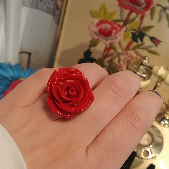 Vtg style resin red rose ring - Picture 3 of 4